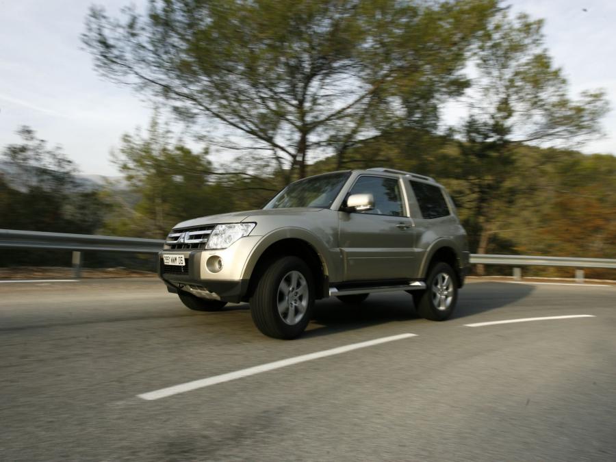  Mitsubishi Pajero 3-Door 2006 года  (фото 8 из 9)
